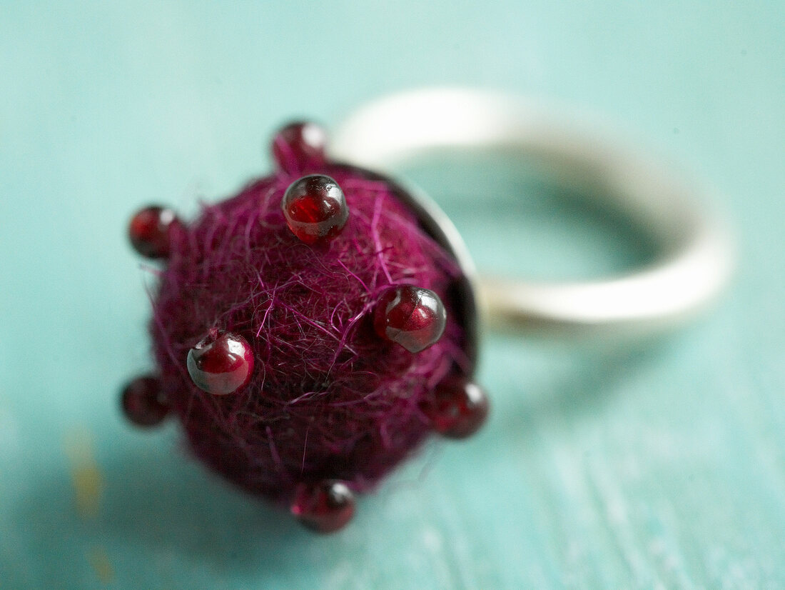 Silberner Fingerring mit roter Filz- kugel und Granarperlen bestickt