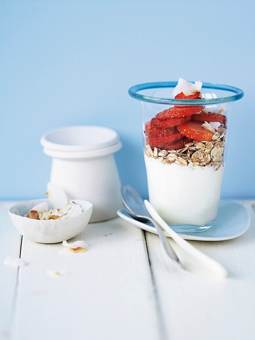 Joghurt mit Müsli und frischen Erdbeeren zum Frühstück