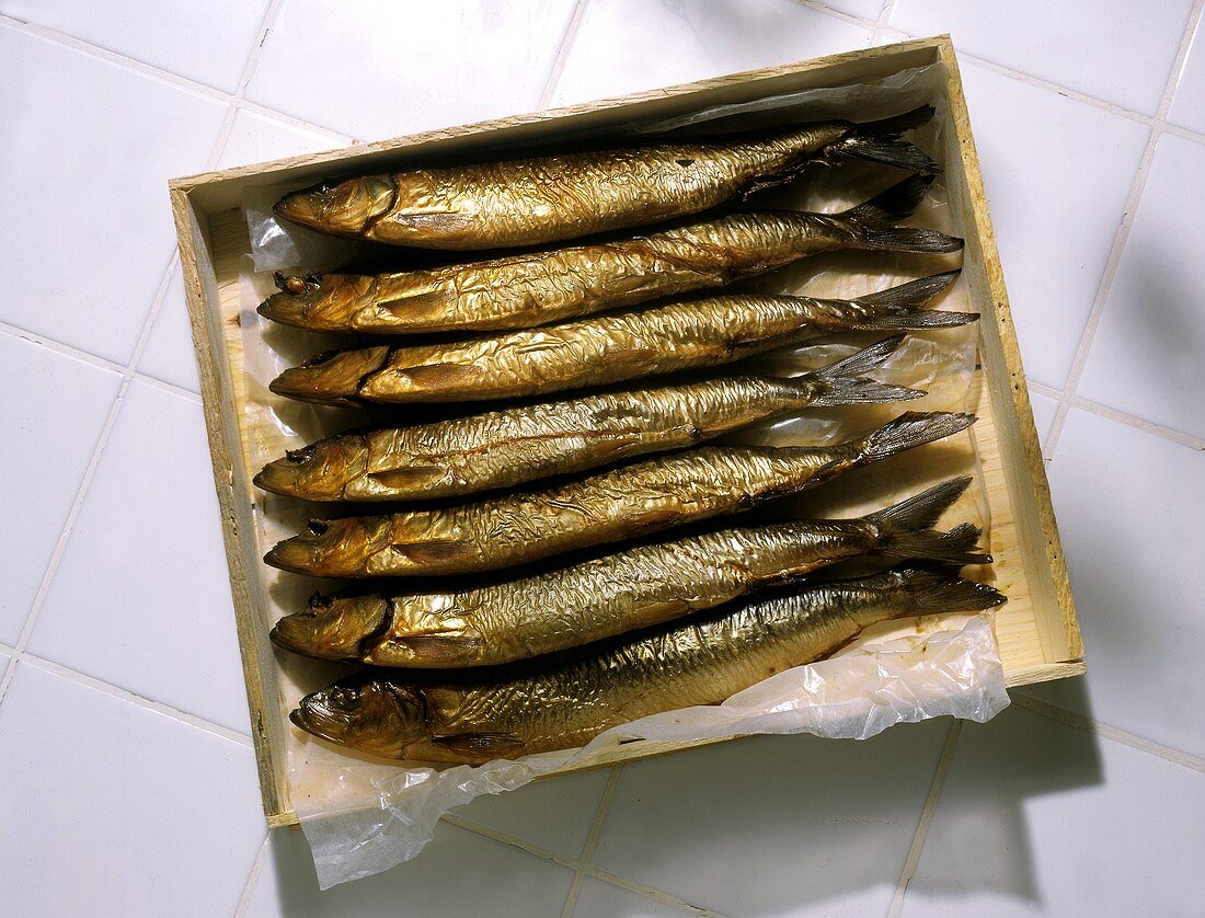 Kiste mit geräucherten Makrelen