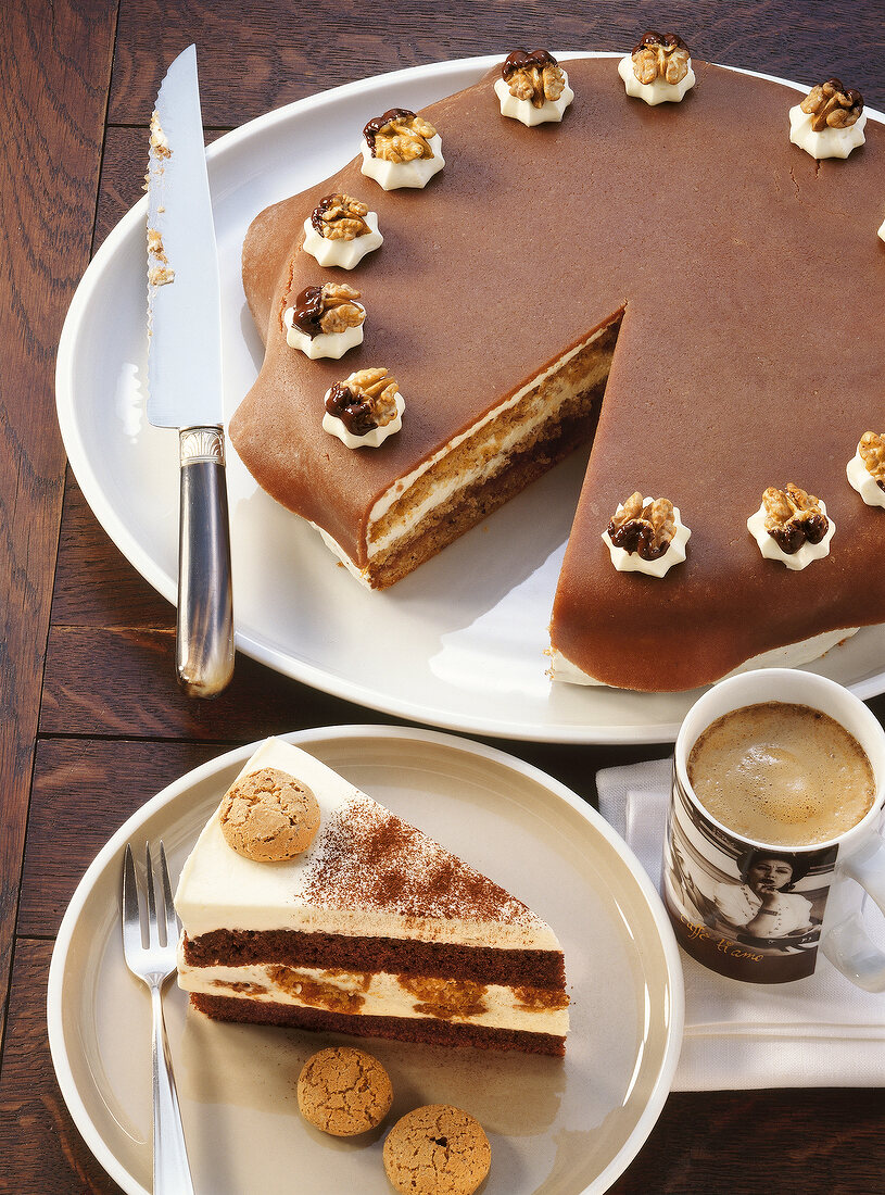 50 Torten, Marzipantorte, Walnüsse, Stück Amaretto-Sahne-Torte