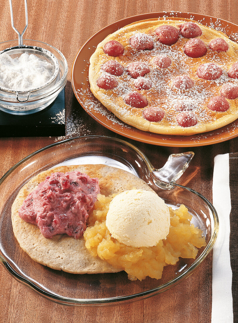 Pfannkuchen, Schaumpfannkuchen mit Kirschen u. Blini m. Apfelmus