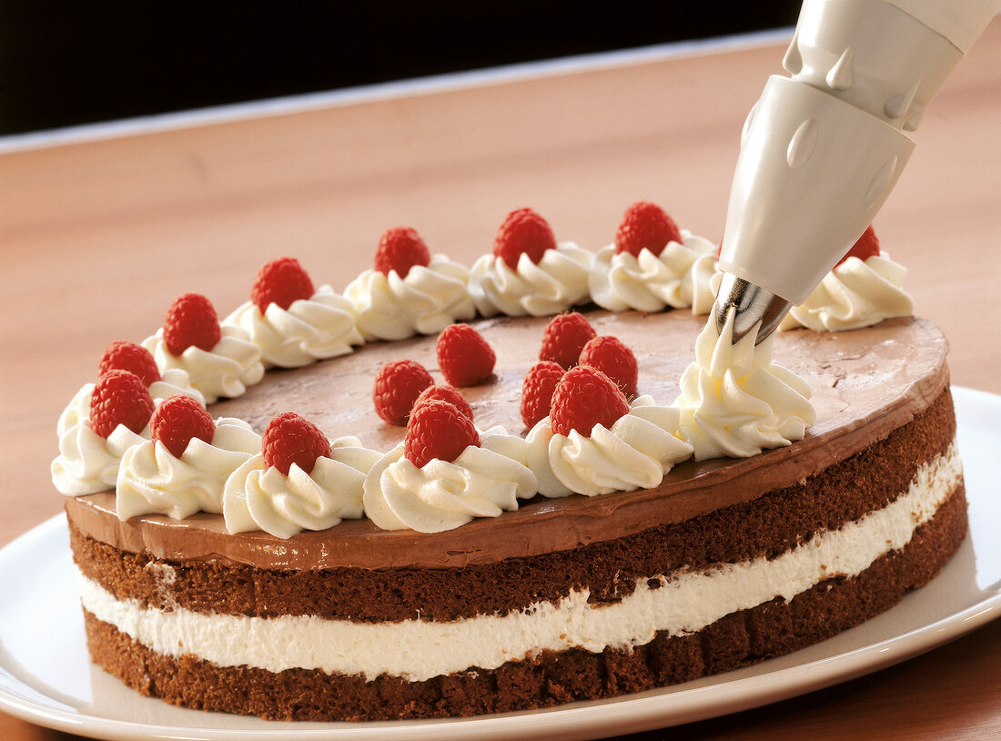 50 Torten, Schokoladen-Himbeer -Torte: Sahne aufspritzen, Step 1