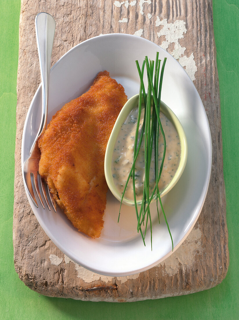 Sauce, panierter Fisch mit Joghurt-Remoulade, Schnittlauch