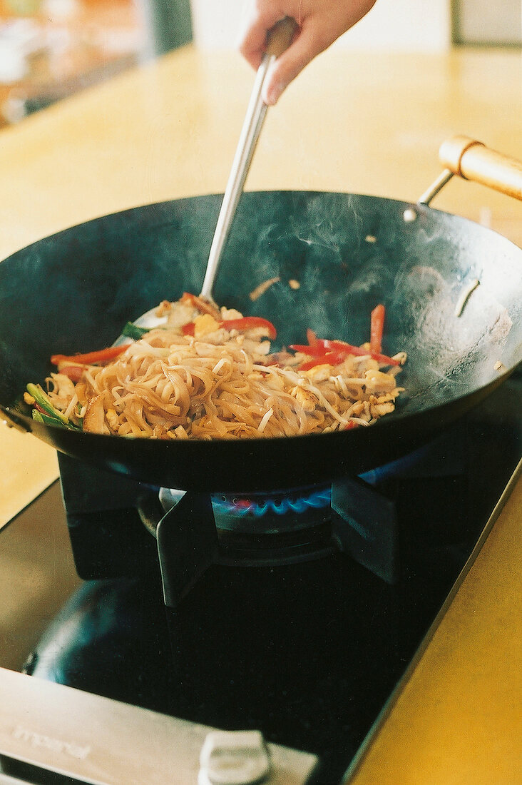 Thailändisch kochen, Nudeln mit Gemüse im Wok kochen