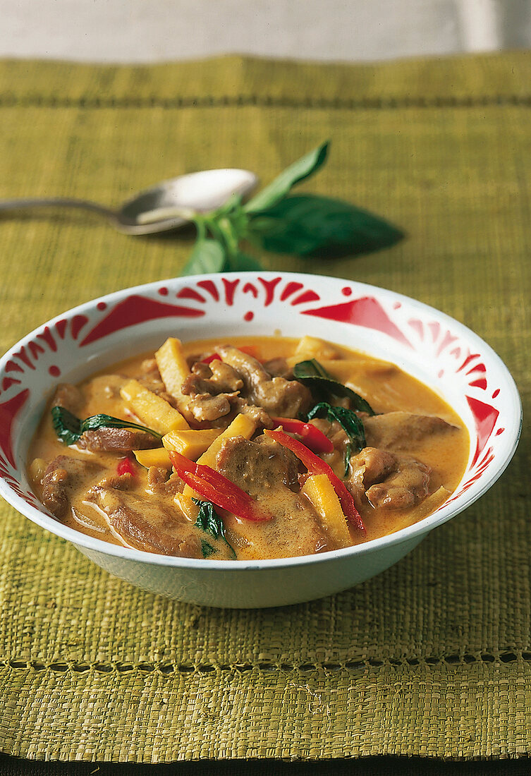 Thailändisch kochen, Rotes Curry mit Bambus und Schweinefleisch