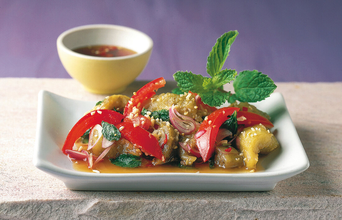 Thailändisch kochen, Auberginen -salat mit Paprika, Thai-Schalotten