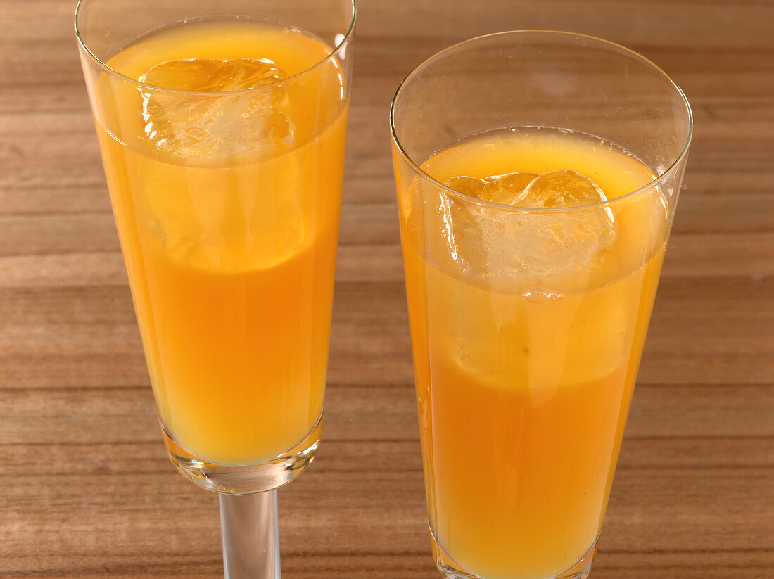 Drinks ohne Alkohol, 2 Gläser Tangy Tango, orange