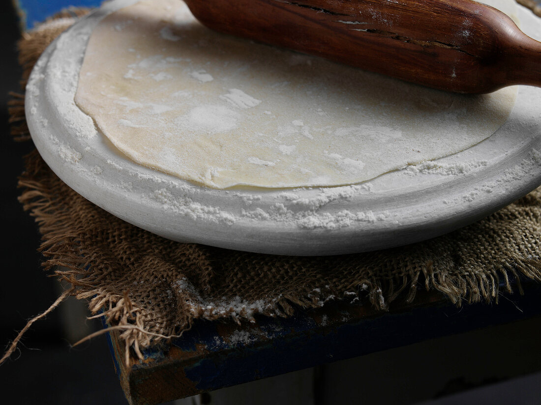 Indisch kochen, Fladenbrot Ste p 1: Teig dünn ausrollen