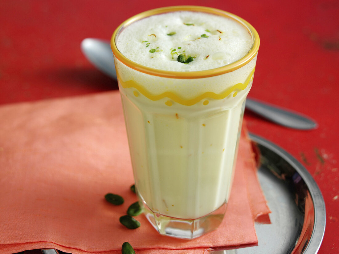 Indisch kochen,  süßes SafranLassi: Joghurtgetränk