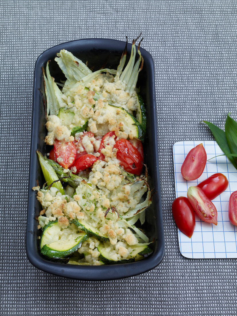 Bärlauch, Frühlingsgemüse mit Bärlauch-Crumble, Tomaten, Zucchini