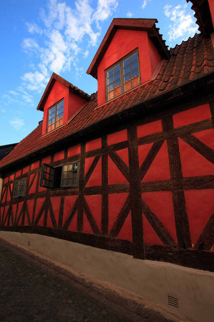 Fassade, mittelalterliches, rotes Fachwerkhaus in Visby in Schweden