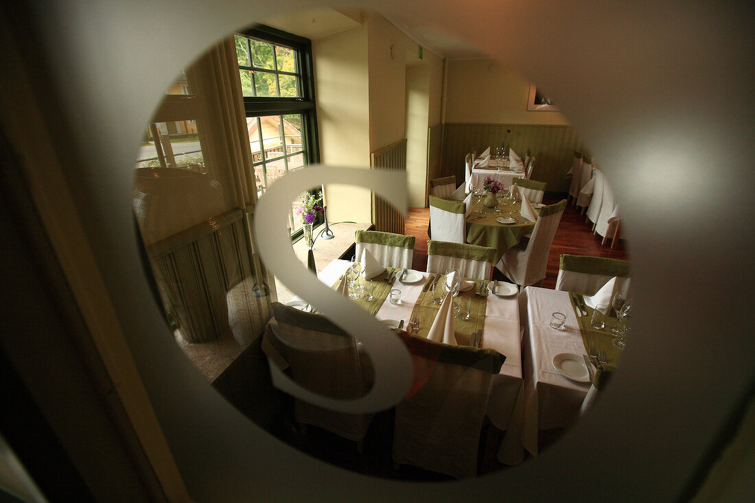Blick durch ein Türfenster in das Re staurant "Smakrike Krog" in Ljugarn