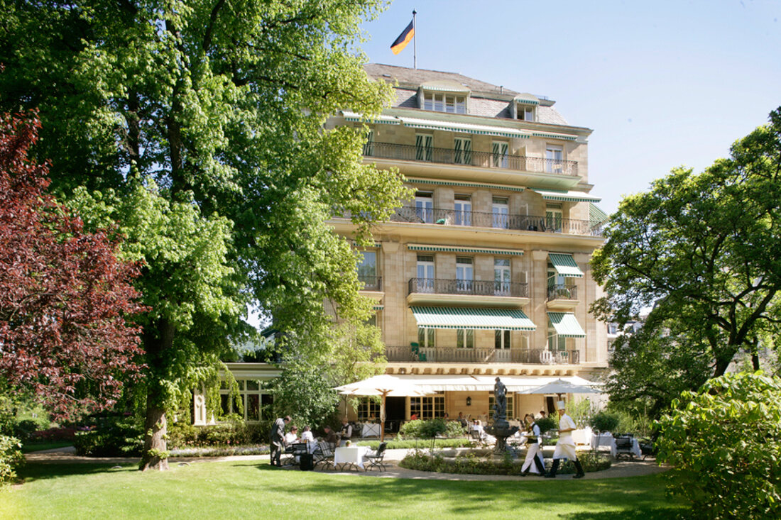 Blick auf die Rückseite des "Brenner 's Park-Hotel", Garten, Menschen