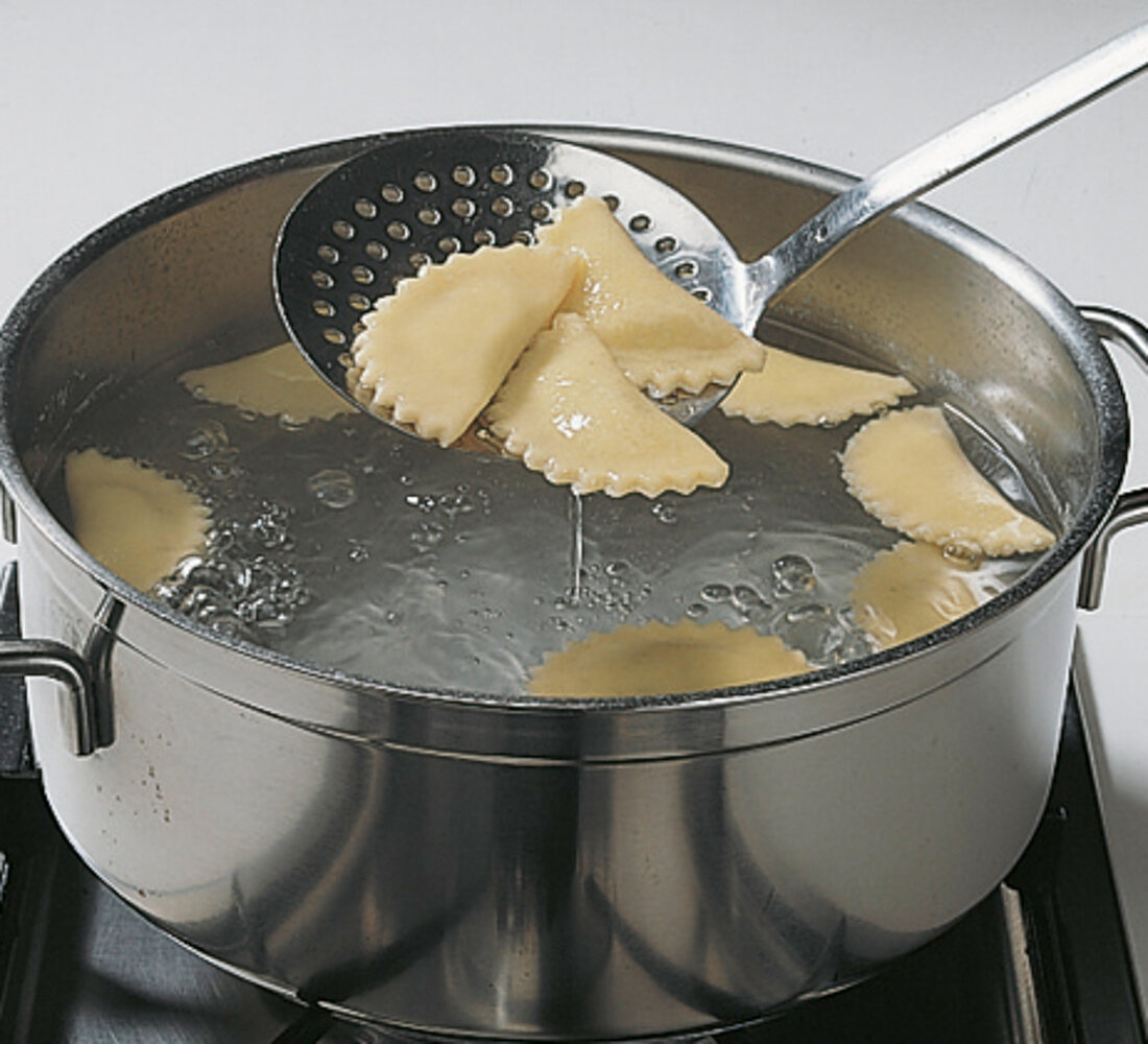 Ravioli und Lasagne, Step 4: Tortellini aus dem Wasser nehmen