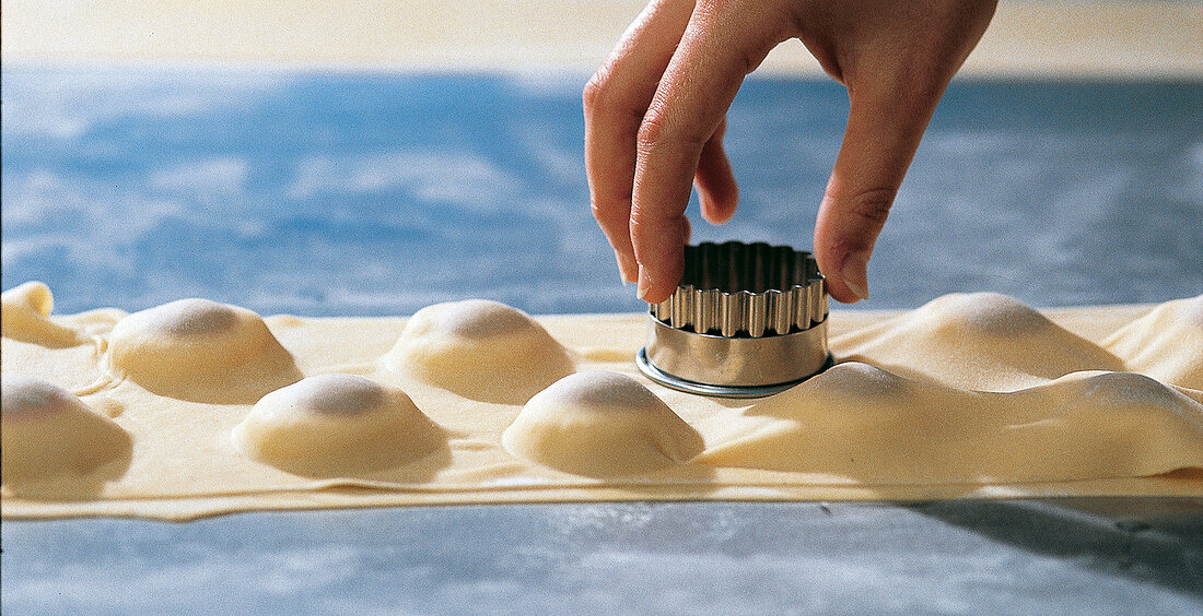 Ravioli und Lasagne, Step 3: Ravioli mit Form ausstechen