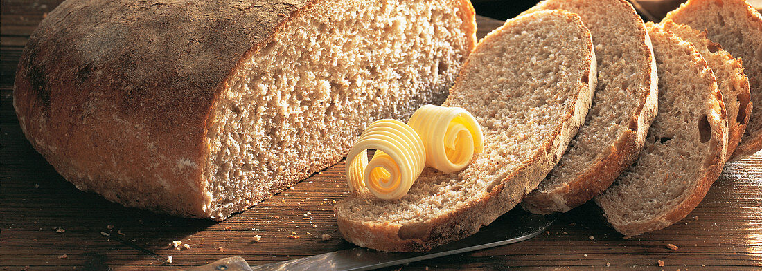 100 beste Brot, Gerstenbrotlai b, Brotscheiben, Gerstenkörner