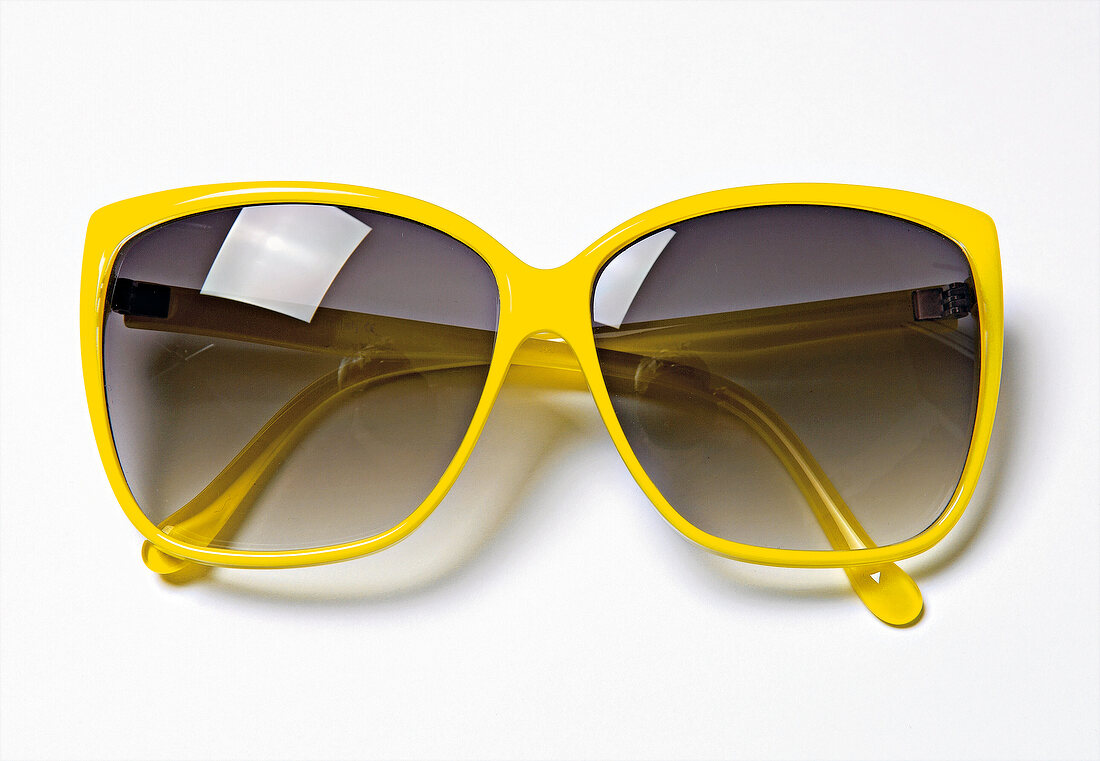 Große gelbe Sonnenbrille 