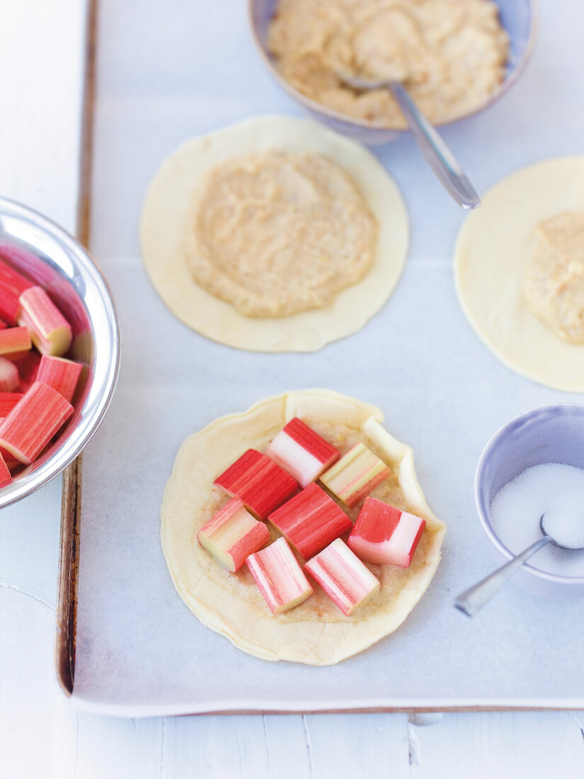 Rhabarber - Tarteletts, Step 4: Tarteletts formen und backen