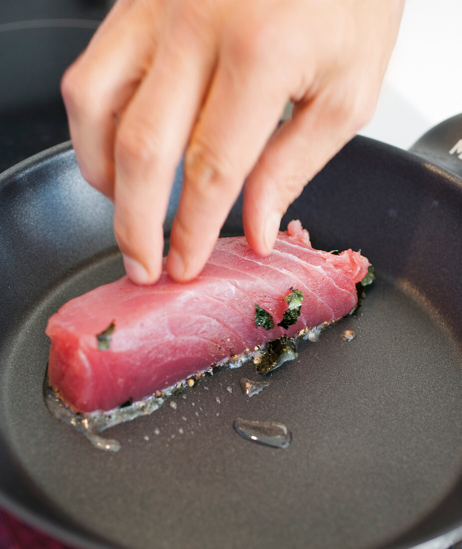 rohes Thunfischfilet in der Pfanne braten, beschichtete Pfanne