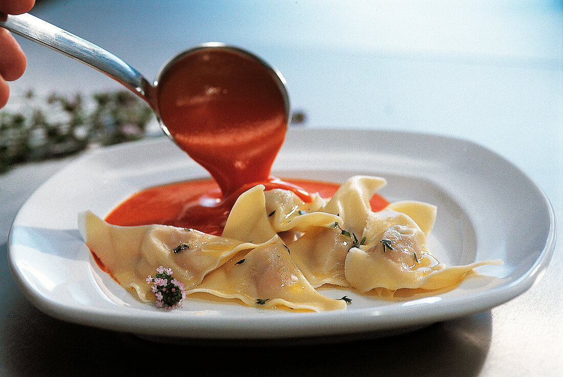 Ravioli und Lasagne, Nudel- taschen mit Miesmuscheln, rote Sauce