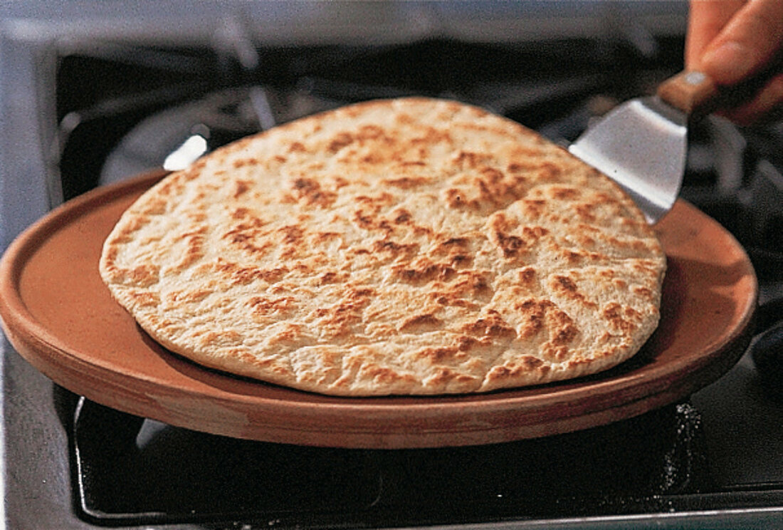 100 beste Brot, Fladenbrot: Fl aden auf Tonplatte wenden, Step 3