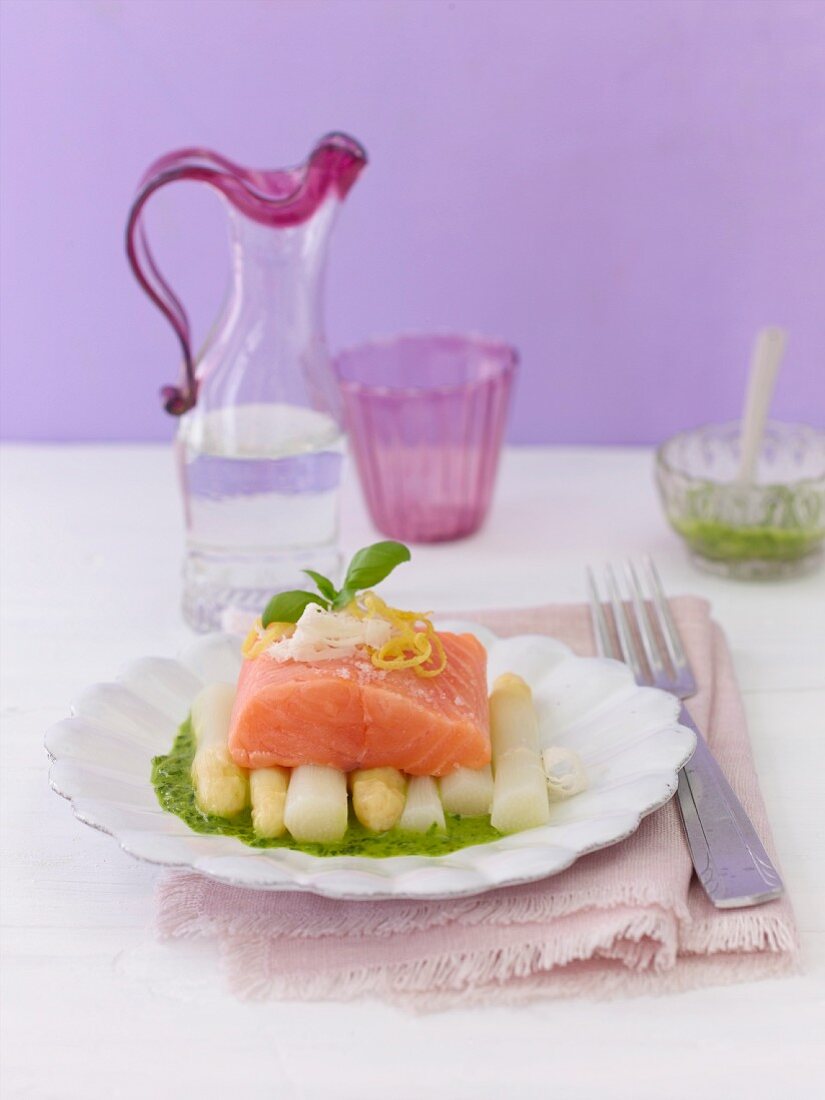 Weisser Spargel mit Lachs und Salsa verde