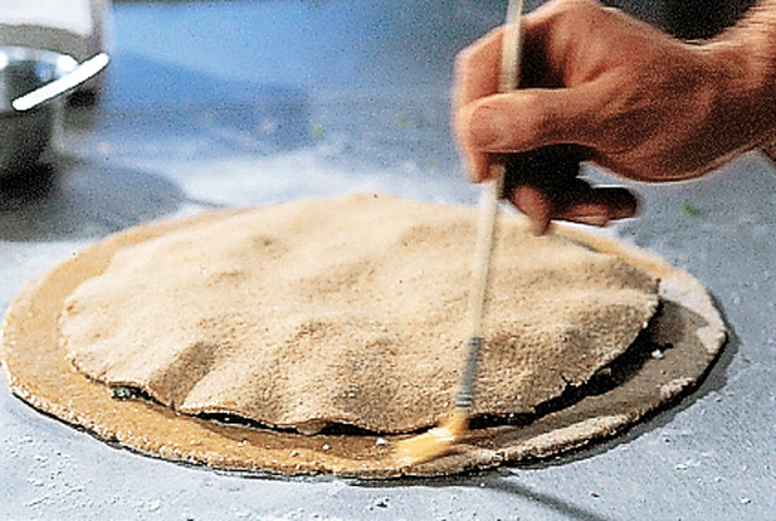 100 beste Brot, Gefülltes Brot : Rand mit Ei bestreichen, Step 3