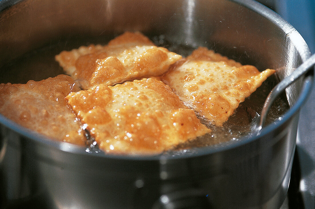 Ravioli und Lasagne, Step 3: Aprikosentäschchen im Öl frittieren