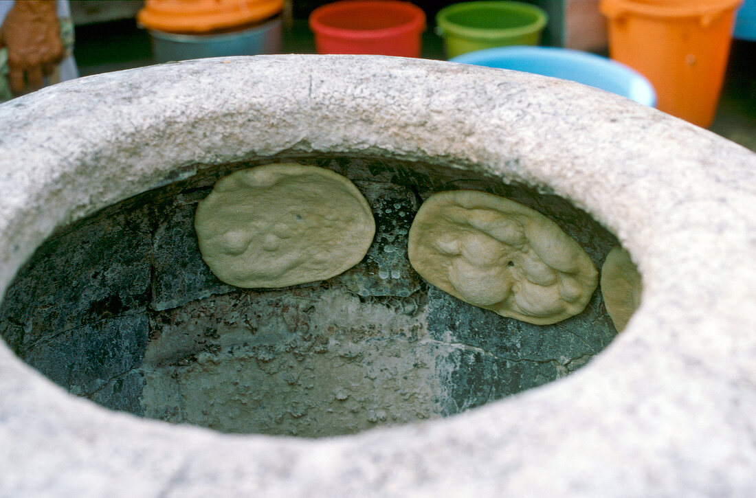 100 beste Brot, Fladenbrote an die Wand des Tandoor-Ofen pressen