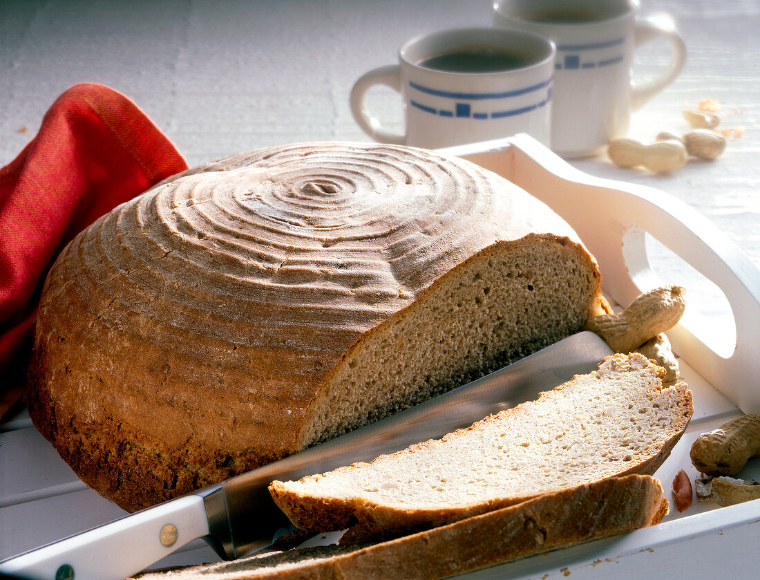 100 beste Brot, Erdnussbrot au f Tablett, Erdnüsse, 2 Kaffeetassen