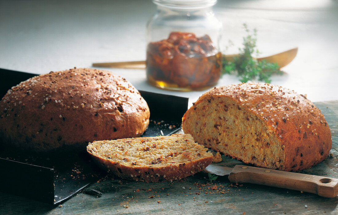 100 beste Brot, 2 würzige Toma tenbrotlaibe, eingelegte Tomaten