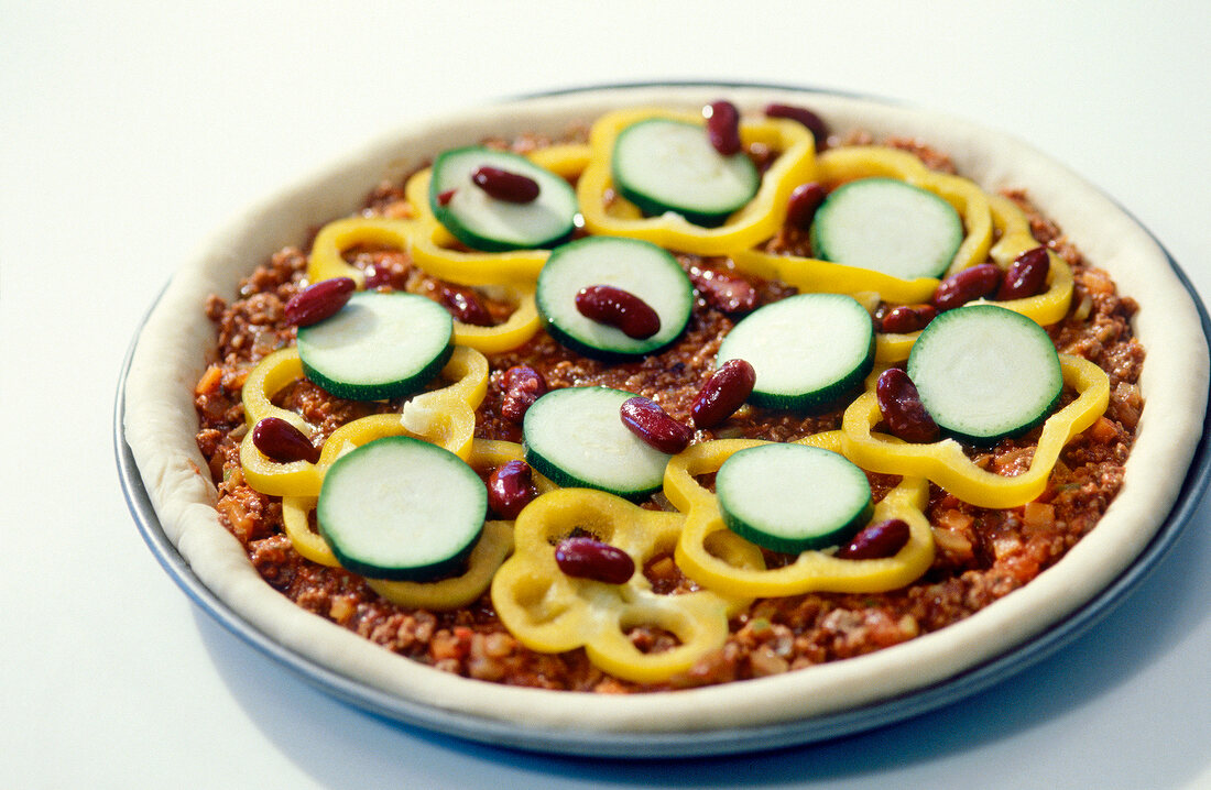 100 beste Brot, Pizza: Teig mi t Zucchini, Paprika belegen, Step 2