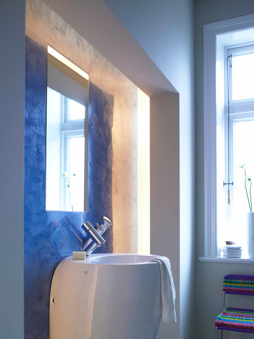 Waschbecken, groß, tief, Wand blau, zurückgesetzt, Spiegel