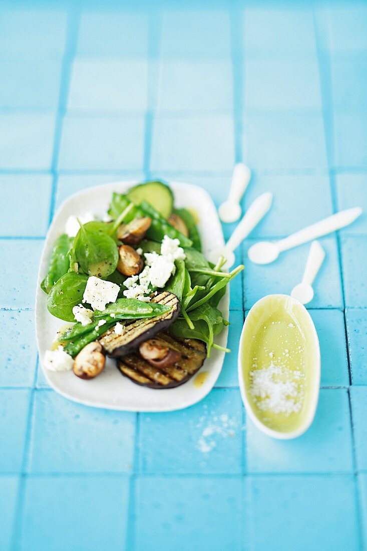 Spinach salad with sheep's cheese, grilled aubergines slices and mushrooms