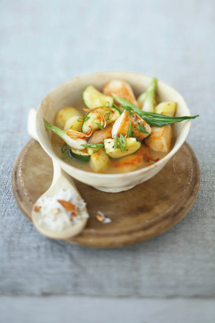 Hähnchen-Gemüse-Curry mit Zucchini und Basmati-Reis