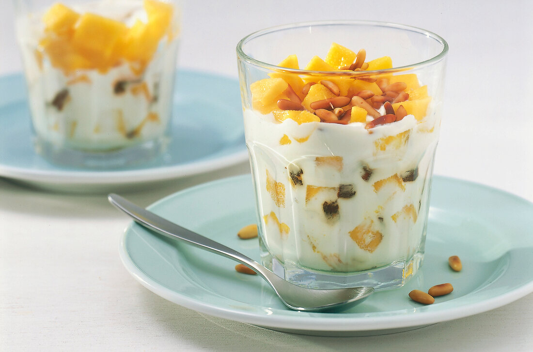 Kalorien-Sparbuch, Mango-Joghurt mit Pinienkernen im Glas