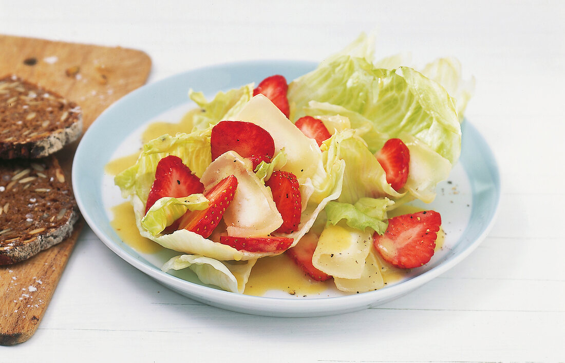 Kalorien-Sparbuch, Erdbeer- salat mit Harzer Käse u Vollkornbrot