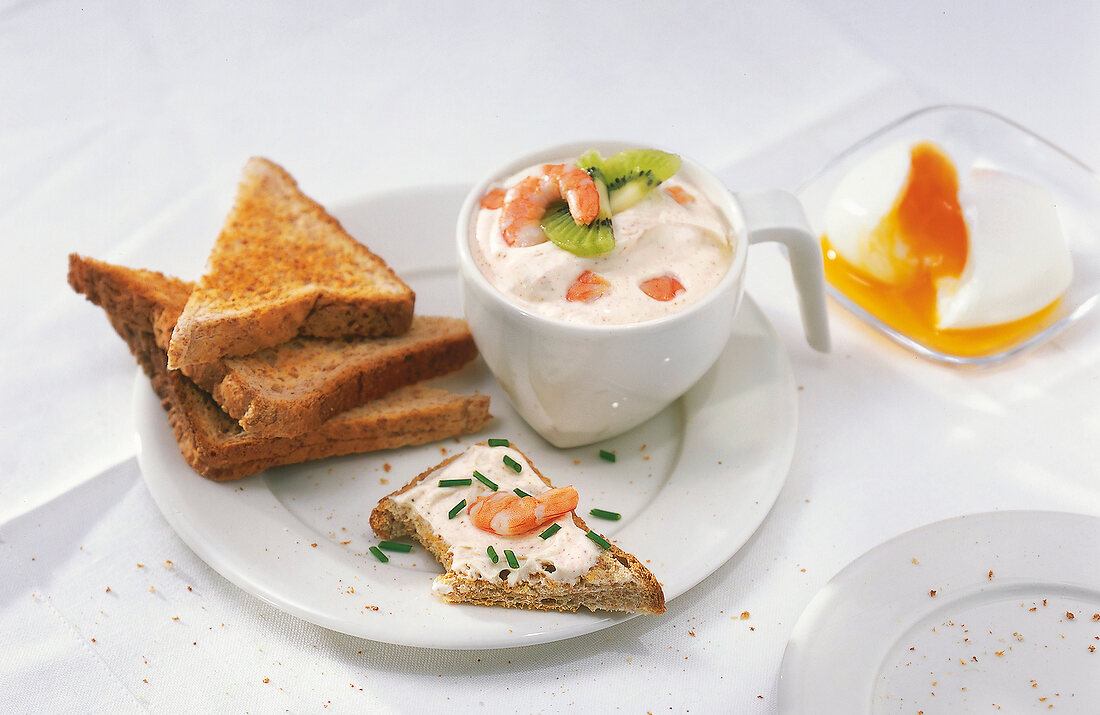 Kalorien-Sparbuch, Krabben- quark auf Toast mit Ei und Kiwi