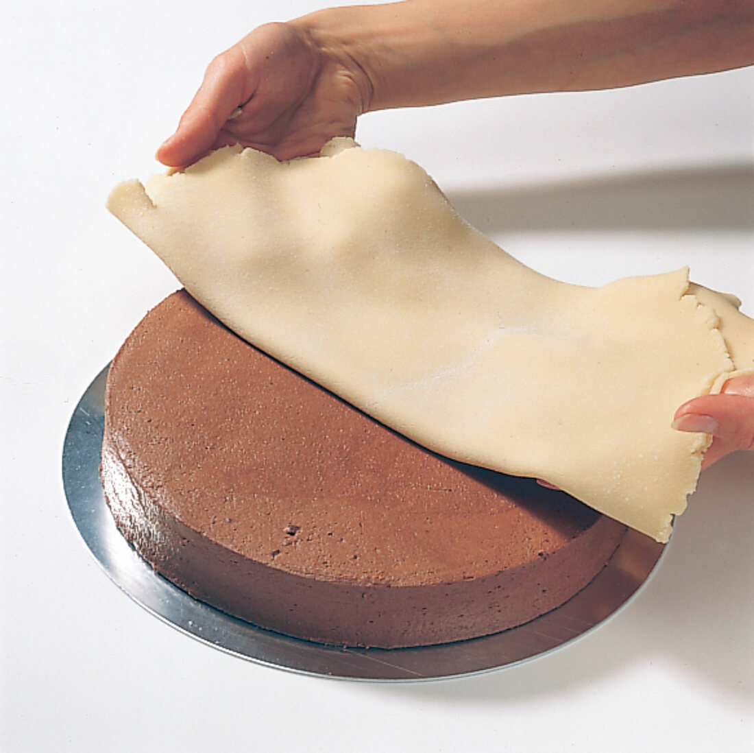 Buch der Schokolade, Marzipan Step1: Marzipandecke auf Torte legen