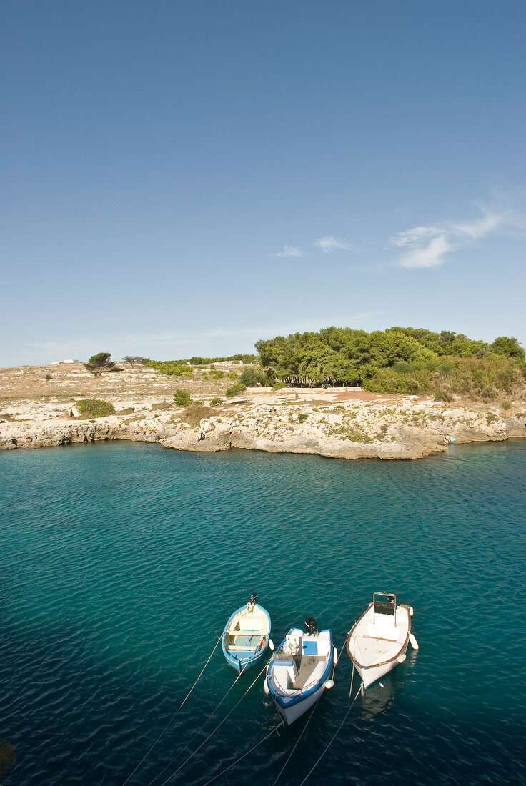 3 Boote liegen vor Anker an der Fels enküste La Fraula in Italien