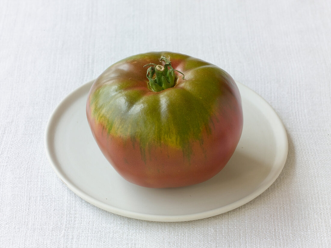 eine Tomate Sorte Schwarze Polnische 