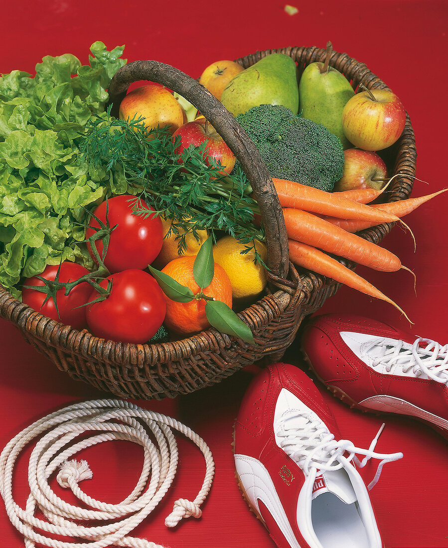 Kalorien-Sparbuch, Salat, Gemüse und Obst im Korb, Turnschuhe
