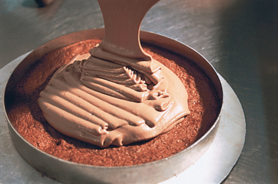 Buch der Schokolade, Mousse Step 3: Mousse auf Tortenboden geben