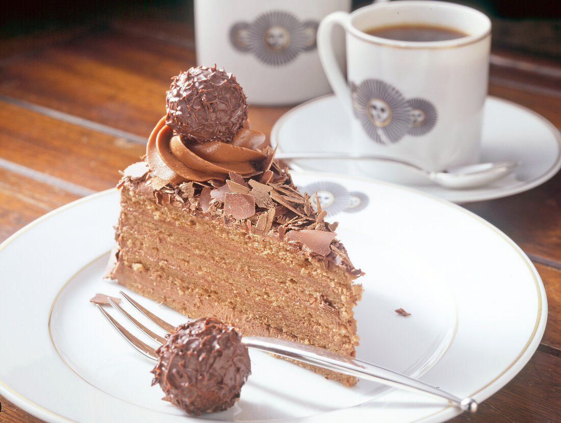 Buch der Schokolade, Stück Trüffeltorte auf Teller, Kaffee