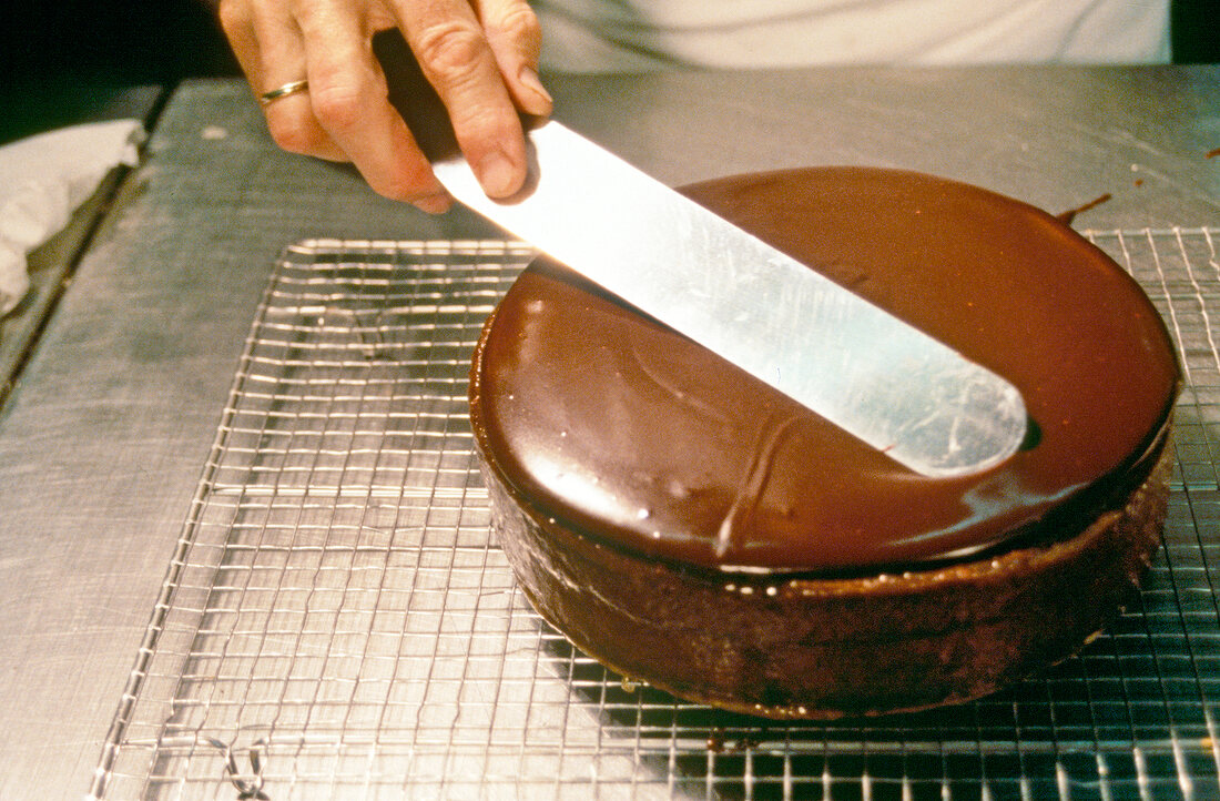 Buch der Schokolade, Step 8: Schokoglasur auf Torte verstreichen
