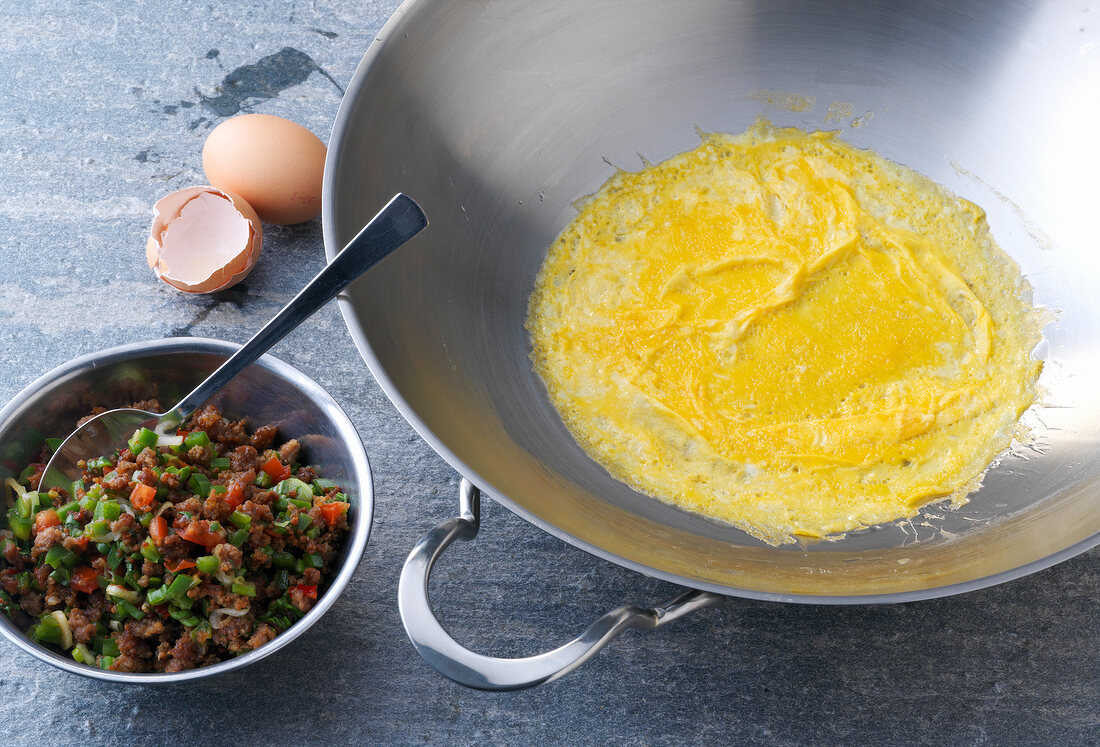 Wok, Omelettpäckchen: Fischsau -cen-Ei-Masse im Wok braten, Step 3