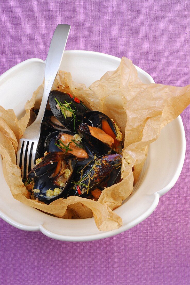Mussels in baking paper