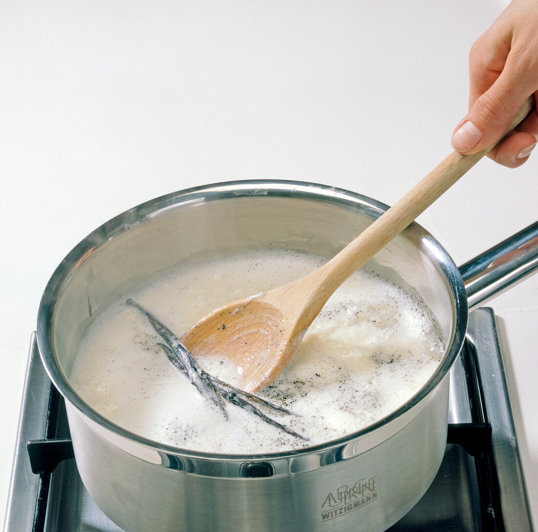 Buch der Schokolade, Eiscreme Step 1: Milch, Vanillemark aufkochen