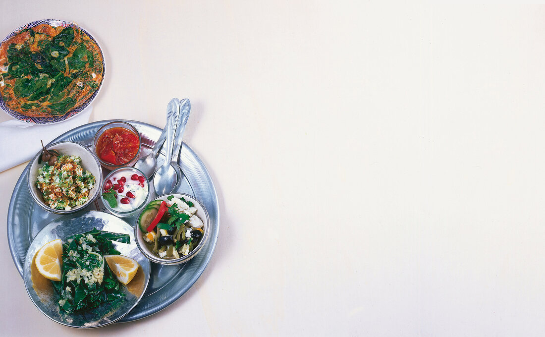 Orientküche, Kräuter-Spinat- Omelette, Dip, Olivensalat