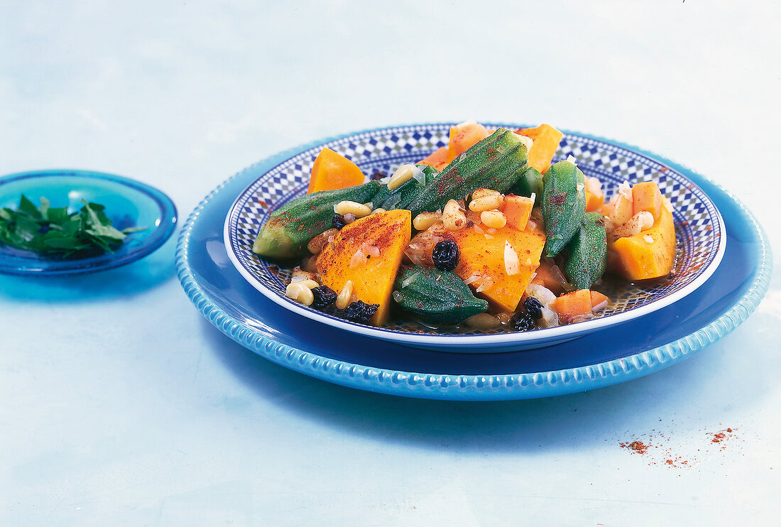 Orientküche, Kürbis mit Okras, Pinienkernen und Süßkartoffeln